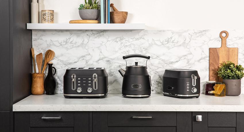 black kettle and toaster